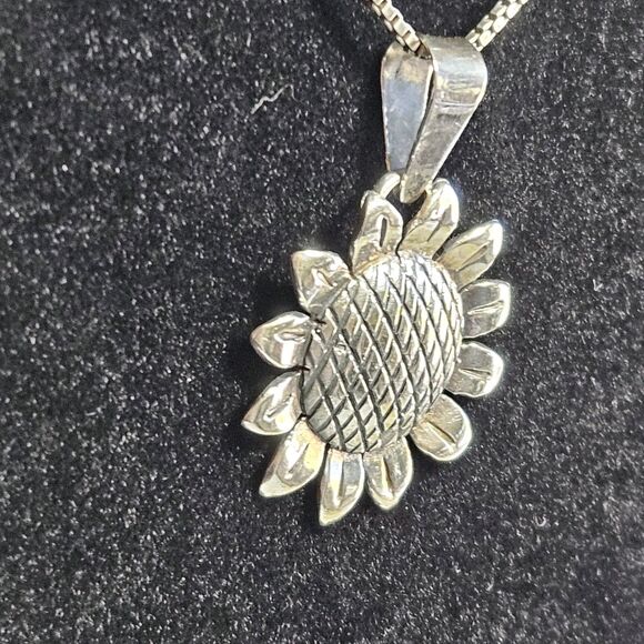 *Sale* Vintage Sterling Silver Sunflower Pendant Necklace 24" Box Chain - Picture 6 of 15
